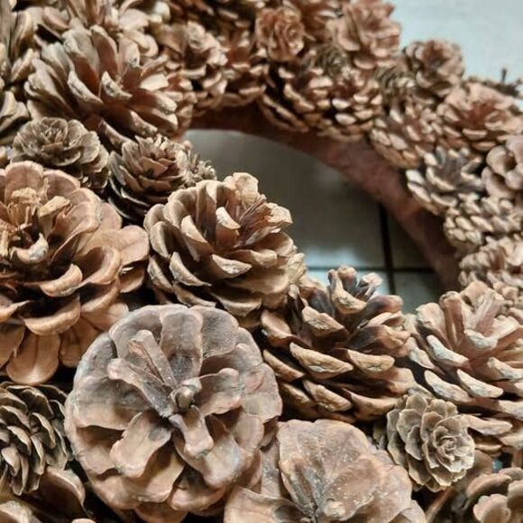Handcrafted pinecones winter christmas door decoration wreath - Picture 10 of 10